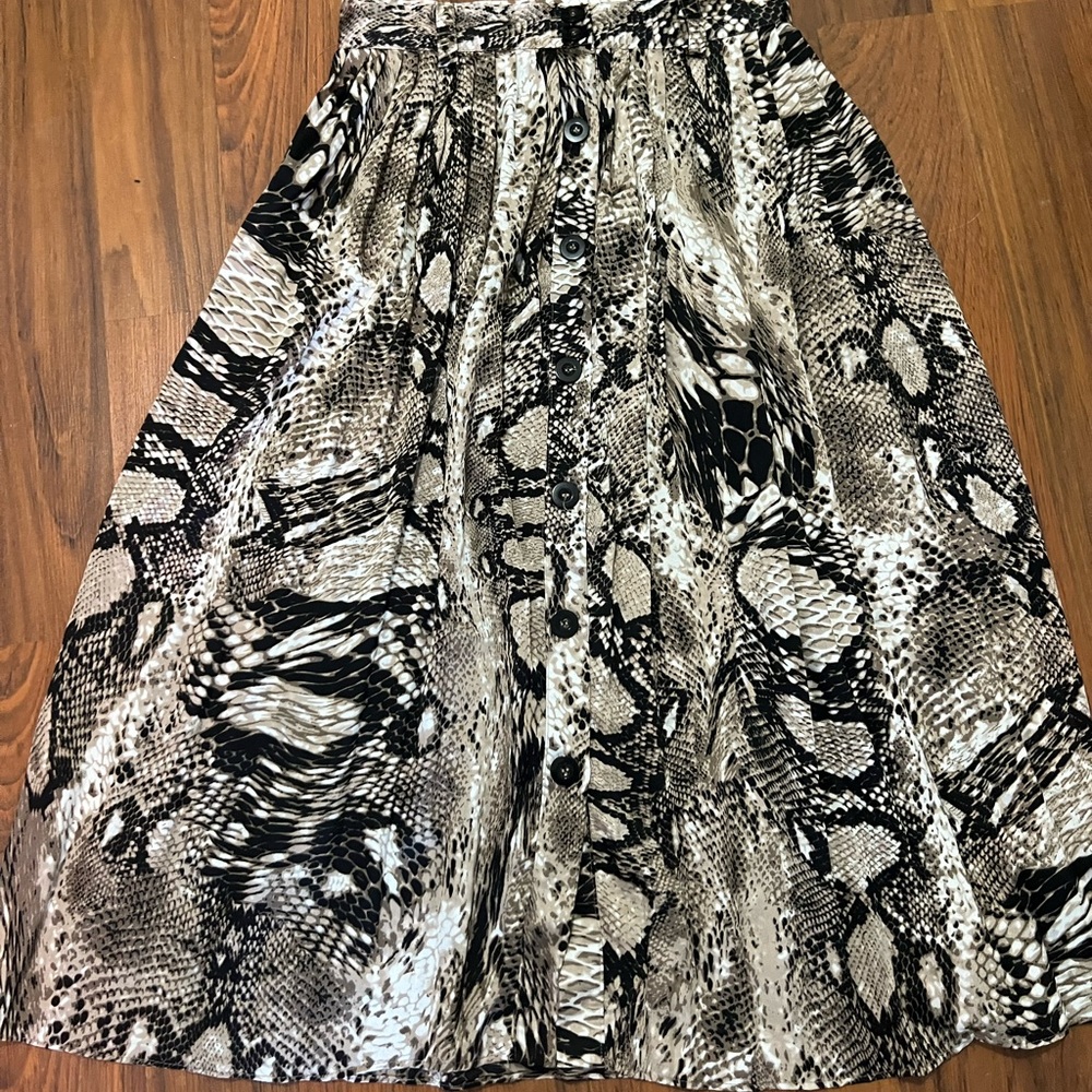 Stunning animal print skirt, Size S. Like new